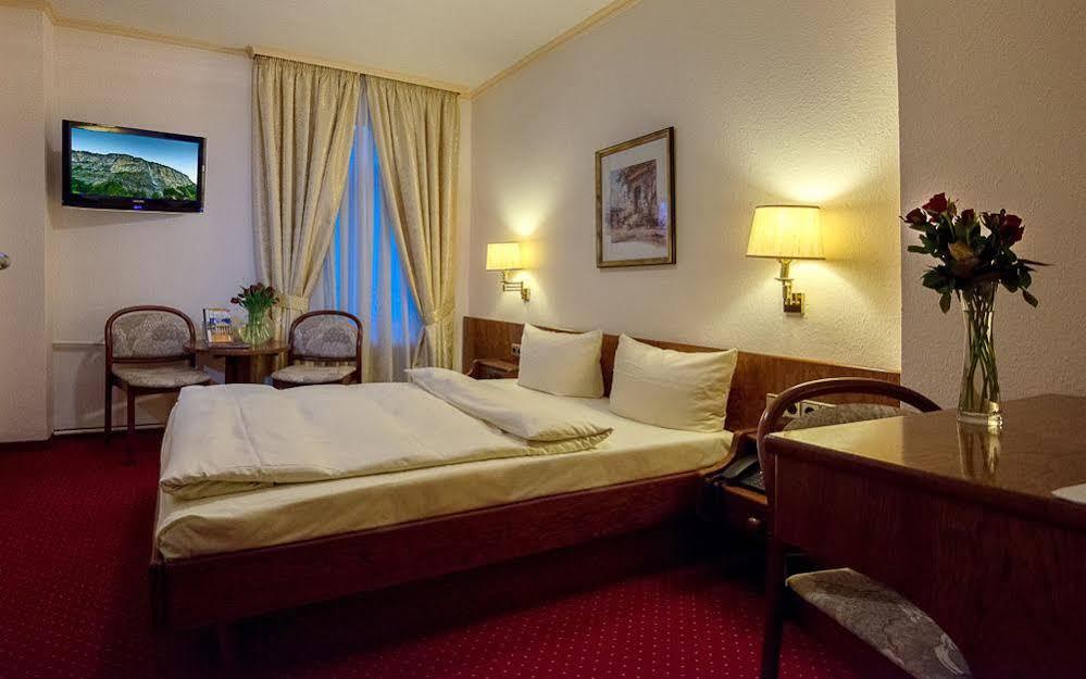 Hotel Am Kochbrunnen Висбаден Екстериор снимка